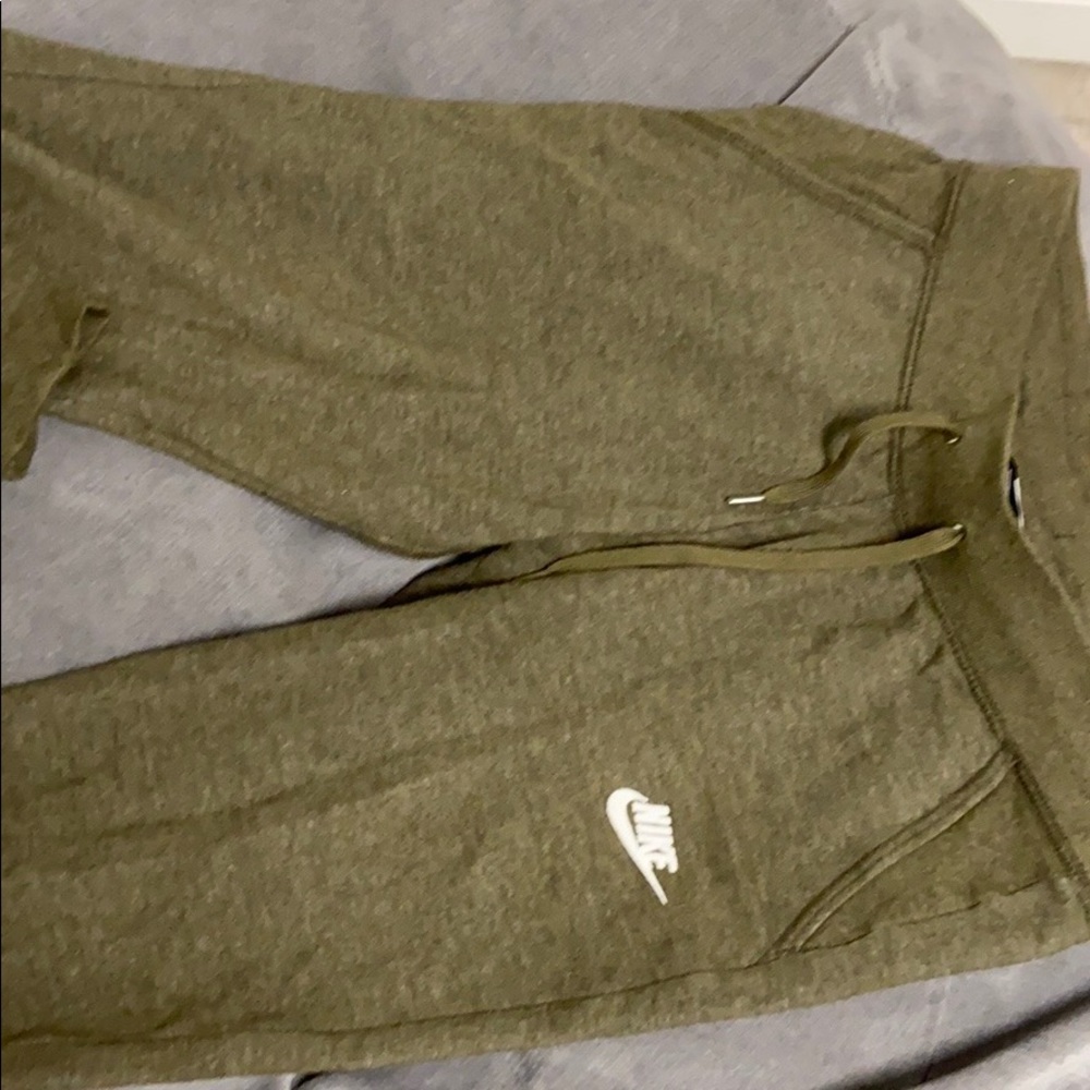 NIKE SWEATS OLIVE COLOR SIZE SMALL